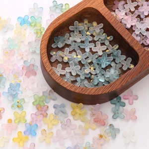 Perles de fleurs à quatre pétales en acrylique de 9mm avec feuilles d'or pour bijoux