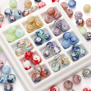 Dettaglio macro di perle di vetro sfaccettate 12x10mm con trama marmorea per gioielli DIY