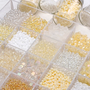 Detail von 2-4mm beige Glasperlen-Set in Acryl-Organizer für DIY-Schmuckherstellung und Basteln