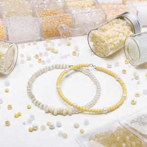 2-4mm beige Glasperlen Set für DIY-Schmuck mit losen Perlen und kleiner Glasflasche