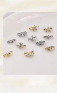 Détail de connecteurs fleur et étoile plaqués or 14K avec zircones pour bijoux DIY
