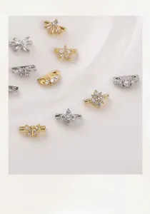 Vue macro de breloques fleurs et papillons plaquées or 14K avec sertissage de zircons