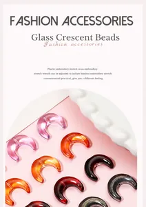 Détail macro de perles en verre colorées en forme de croissant pour bijoux artisanaux