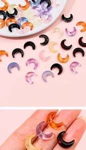 Vue détaillée de perles en verre transparent en forme de croissant pour bijoux artisanaux