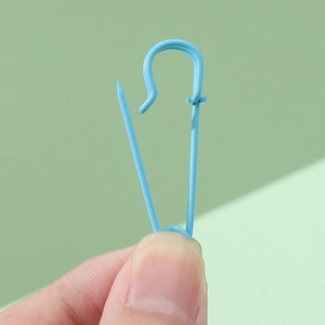 Hellblaue Maschenmarkierer Sicherheitsnadeln für DIY-Strick- und Näharbeiten in der Hand