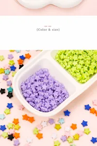 Gros plan de perles étoiles en acrylique de 10mm colorées avec finitions lisses