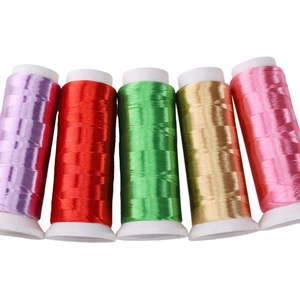 Detailansicht von glänzenden Polyester-Stickgarnen für DIY-Handwerk in kräftigen Farben