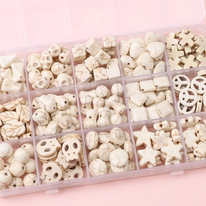 Kit de bijoux DIY avec perles de turquoise blanche de formes variées et boîte en plastique