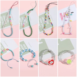 Set di bracciali con perle colorate, ciondoli a cuore, sorriso e malocchio