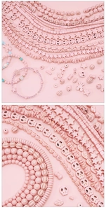 Dettaglio di perline rosa DIY a forma di orso, stella e foglia per creare gioielli fatti a mano