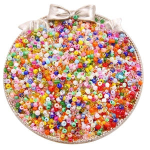 Mélange de perles de rocaille colorées dans un plateau argenté pour bijoux DIY