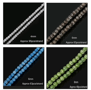 Détail macro de perles en verre craquelé multicolores pour la création de bijoux DIY