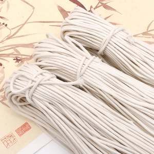 Vue détaillée de cordes en coton beige pour bricolage sur un fond artistique traditionnel