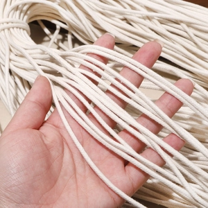 Détail macro du cordon en coton tressé beige pour les loisirs créatifs et le macramé