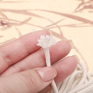 Vue macro d'une corde en coton tressé de 5 mm montrant la texture et les détails DIY