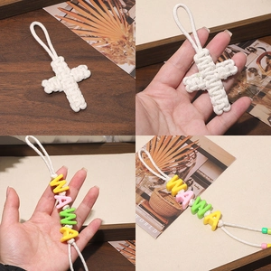 Croix artisanale en coton tressé et breloques colorées avec perles de lettres WAWA
