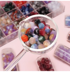 Primer plano de cuentas de resina veteada de colores para la creación de joyas DIY