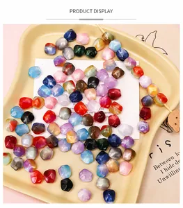 Primer plano de cuentas de resina jaspeada de colores para hacer joyas DIY a mano