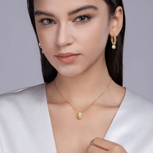 Elegantes Set aus 925er Silber Tränentropfen-Halskette und passenden goldenen Creolen