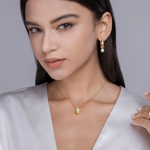 Nahaufnahme von 925 Silber Wassertropfen-Anhänger, Creolen und Ring-Schmuckset