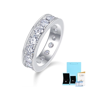 Détail macro d'une bague éternité en argent S925 avec certificat GRA et coffret cadeau