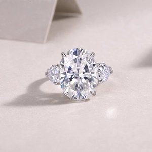 Macro di anello in moissanite con taglio ovale e tre pietre su montatura in argento lucido