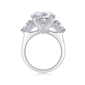Anello tre pietre in argento con grande moissanite rotonda e dettagli in pavé