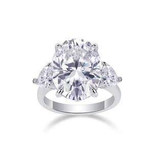 Anello in argento S925 con grande moissanite ovale e due gemme laterali a forma di pera