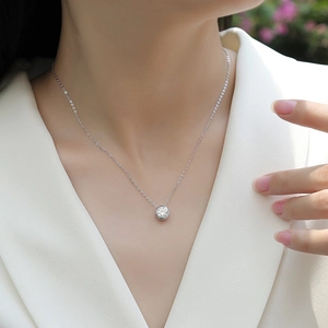 Collana minimalista in argento sterling S925 con pendente rotondo in moissanite lucida