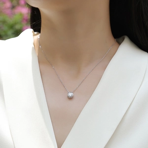 Dettaglio di una collana in argento S925 con pendente in moissanite tonda a castone chiuso