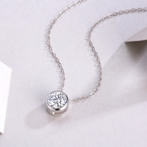 Dettaglio del ciondolo in moissanite con montatura a castone e catena d'argento