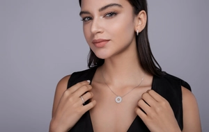 Gros plan d'un ensemble de bijoux en argent S925 avec pendentif et boucles moissanite