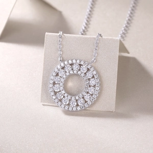Vue macro du collier avec pendentif rond évidé en argent S925 et moissanite de couleur D