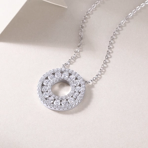 Détail du collier en argent 925 avec pendentif rond en moissanite à double entourage