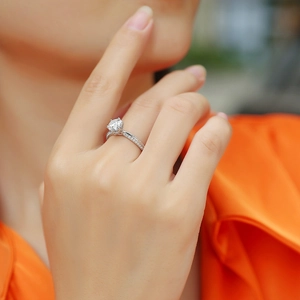 Nahaufnahme von S925 Silber Verlobungsring mit Diamant in Sechs-Krallen-Fassung
