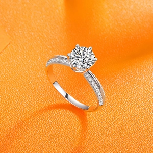 Seitenansicht eines silbernen Sechs-Klauen-Rings mit rundem Diamanten und Pavé-Besatz