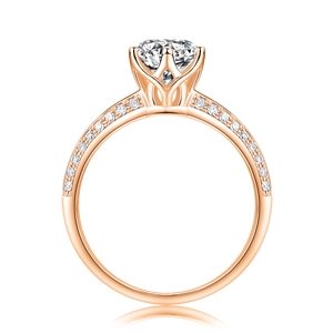 Detail eines Roségold-Verlobungsrings mit rundem Lab-Diamant und Sechs-Krappen-Fassung