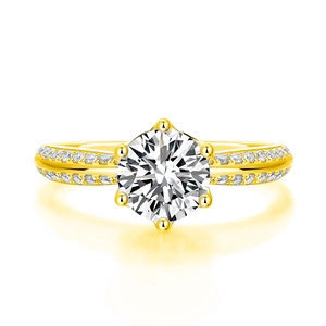 Nahaufnahme eines S925 Silberrings mit sechs-Krappen-Diamant und Goldbeschichtung