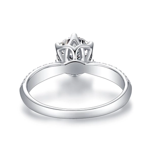 Nahaufnahme eines S925 Silberrings mit rundem Diamanten in Sechs-Krallen-Kronenfassung