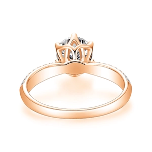 Detail eines Roségold-Lab-Diamantrings mit Kronenfassung und funkelnden Steinen