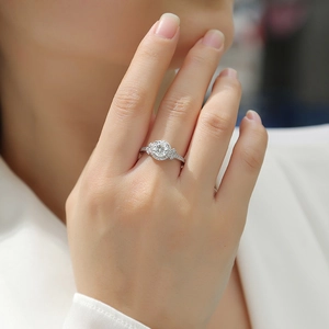 Anillo elegante de plata de ley S925 con diamante de laboratorio color D y halo en dedo