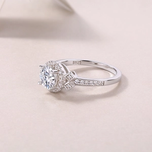 Detalle del anillo de plata S925 con piedra redonda halo y grabado S925 en el interior