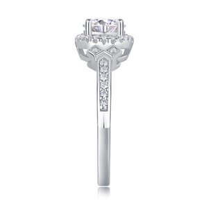 Detalle del anillo de compromiso halo con decoración en X y diamantes pavé