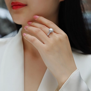 Bague de fiançailles étincelante en argent 925 et moissanite sur la main du modèle