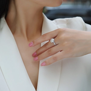 Vue détaillée d'une bague en moissanite argent S925 avec pierre ronde sur un modèle