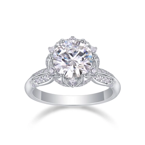 Détail macro de la bague moissanite en argent S925 avec serti six griffes et plaqué or blanc