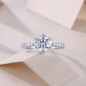 Macro di un classico anello di fidanzamento in moissanite a sei griffe con pietre laterali in argento