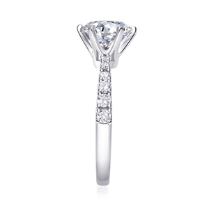 Dettaglio macro dell'anello di fidanzamento in moissanite a sei griffe con diamanti