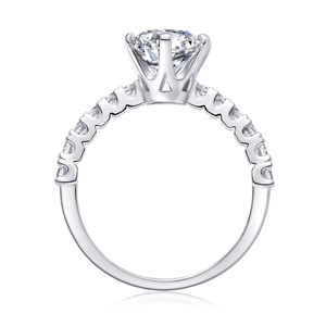 Anello classico in argento S925 con grande moissanite rotonda e fascia con pavé di diamanti
