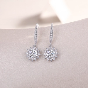Elegante S925 Silber Sonnenblumen Ohrringe mit Labor Diamanten auf Glitzer Hintergrund